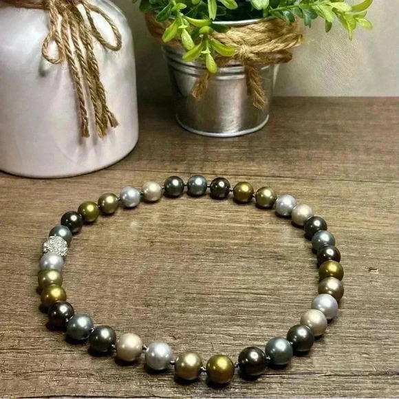 Elegant Multicolor Pearl Necklace - Picture 2 of 4